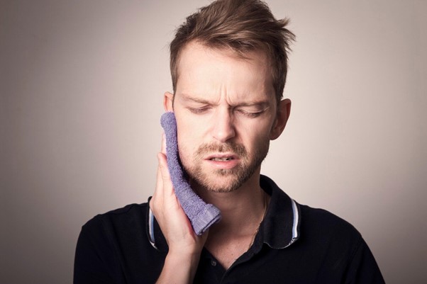Natural vs. Medical Treatments for Throbbing Tooth Pain